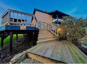 Lakeland Lodge - 400 year old Bavarian Lodge with a private outdoor hot tub